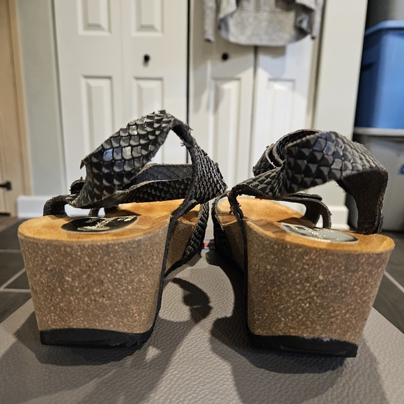 ERIC MICHAEL SIZE 39 US 8.5/9 Nadia Black Cobra Print Piel Natural Wedge Sandal - Picture 3 of 14